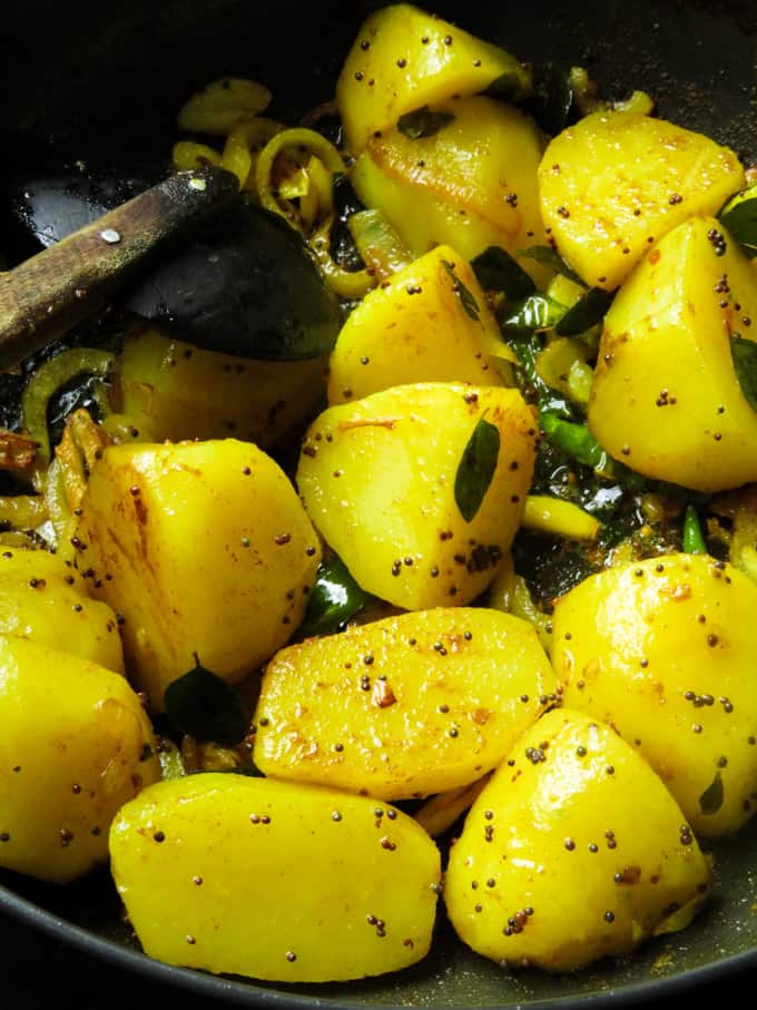 Tempered mustard and potatoes for the potato curry.