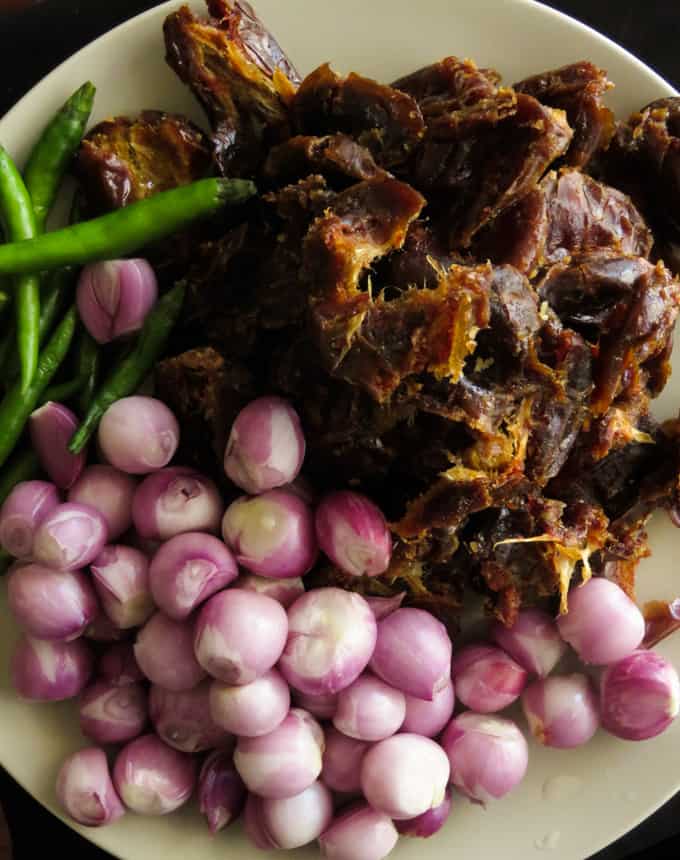 dates, green chillies, onions to make the Sri Lankan malay pickle.