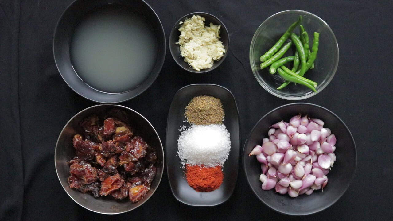 ingredients to cook the malay pickle placed in containers.