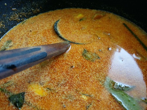 A Srilankan fish curry cooked in a rich, thick gravy made from Coconut milk infused with Tamarind juice. the spices balances the natural flavors, making it perfect for lunch with Rice or a light dinner with bread.