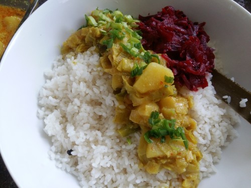 A simple Srilankan meal with Rice, Fish curry cooked in Tamarind and Coconumilk, a mild leeks and Potatao curry, Beets and Shallots.