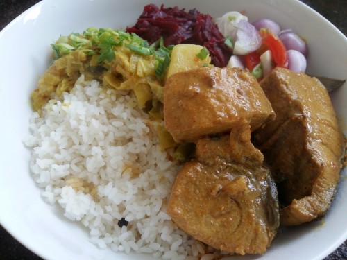 A simple Srilankan meal with Rice, Fish curry cooked in Tamarind and Coconumilk, a mild leeks and Potatao curry, Beets and Shallots.