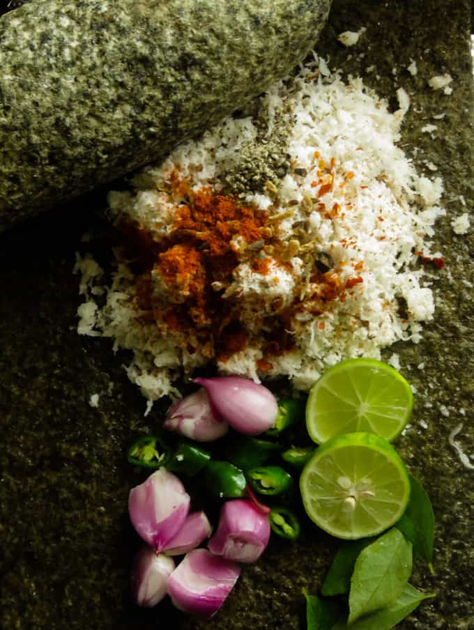 image of ingredients needed to make coconut sambol(pol sambol).