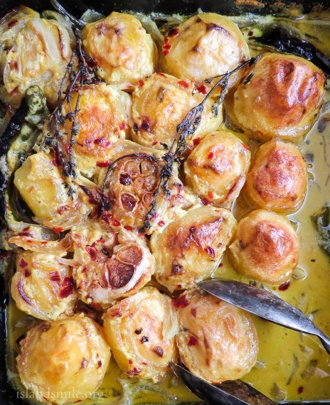 Oven roasted Turmeric and garlic potatoes crispy on the outside, soft on the inside with flavors of garlic. All the goodness of a vegetarian,  vegan and Gluten-free dish in a one-pot meal