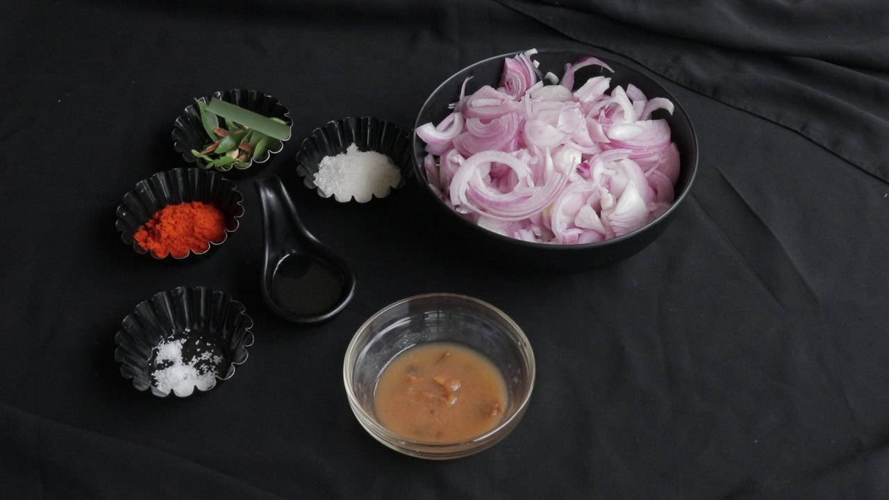 ingredients to make seeni sambol.