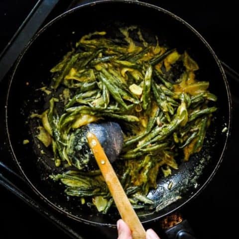Sri Lankan string bean curry- a vegetarian, coconut milk based dish without the usual heat. healthy, Low-carb, gluten-free, vegan, try this bean curry for a side dish.. #green bean #srilankan #vegan #vegetarian #glutenfree #bonchi #curry #bean