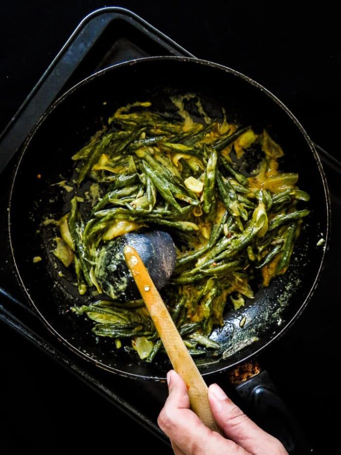 Sri Lankan string bean curry- a vegetarian, coconut milk based dish without the usual heat. healthy, Low-carb, gluten-free, vegan, try this bean curry for a side dish.. #green bean #srilankan #vegan #vegetarian #glutenfree #bonchi #curry #bean