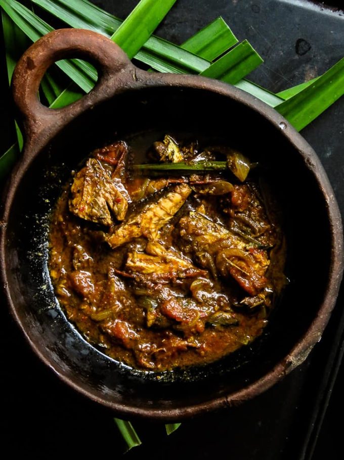 Give that boring canned fish in your shelf a new taste with this Sri Lankan version of a curry created using tinned fish. #fish #curry #spicy #tinfish #jackmackerel #cannedfish #srilankan