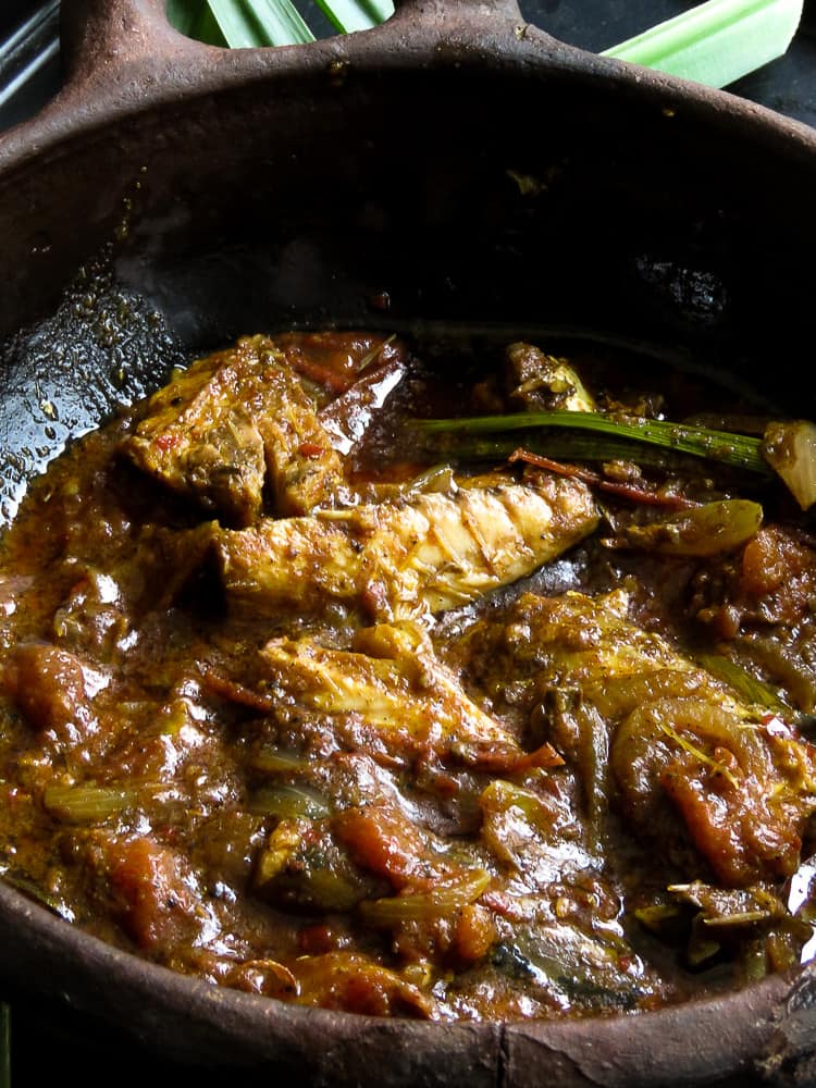  canned fish in your shelf a new taste with this Sri Lankan version of a curry created using tinned fish. #fish #curry #spicy #tinfish #jackmackerel #cannedfish #srilankan