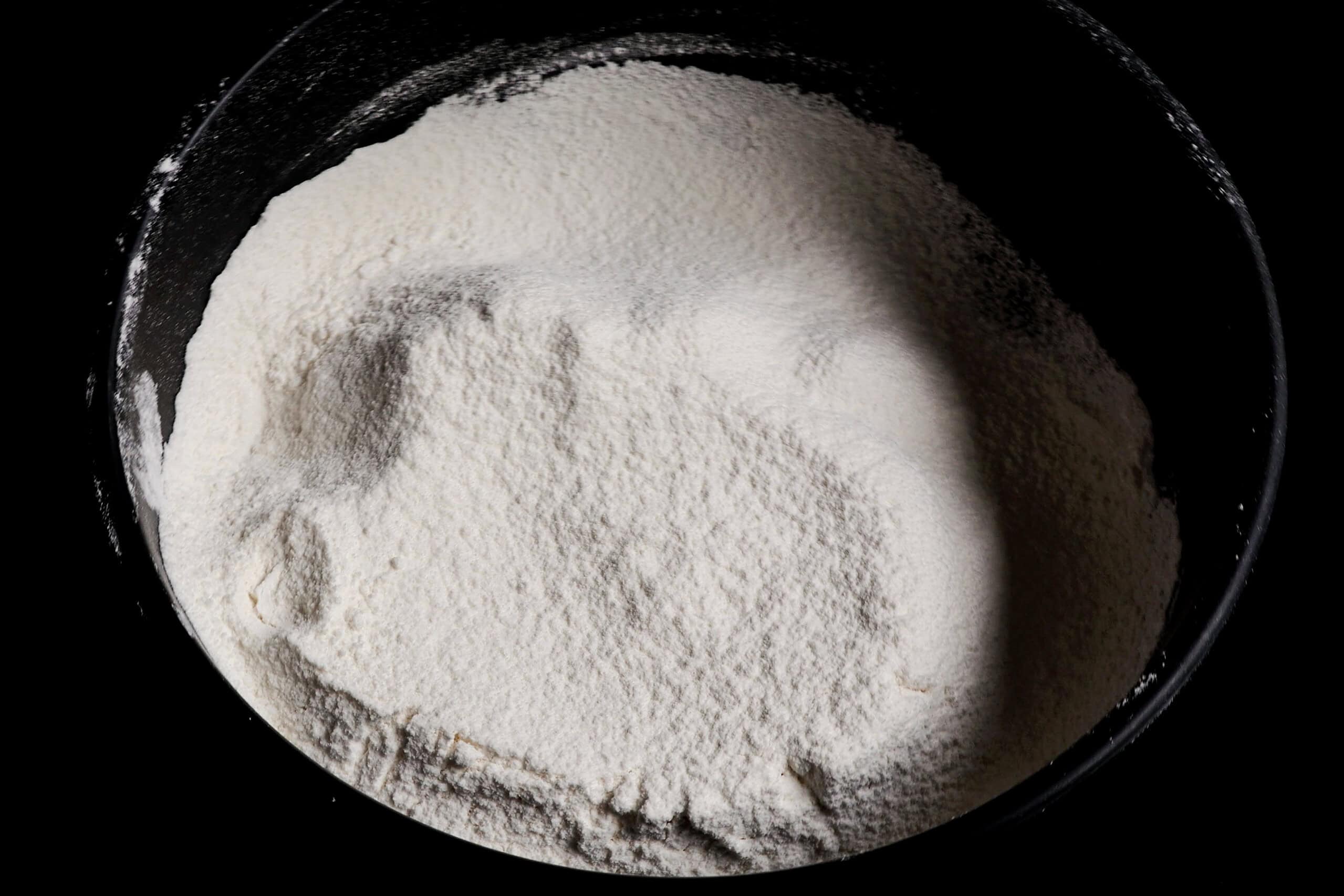 sifted flour to bake the butter cake.