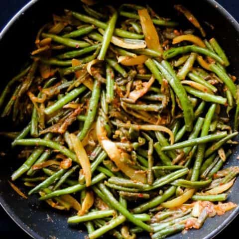 Sri Lankan spicy green beans stir-fry(bonchi thel dala). A vegan Sri Lankan stir-fry recipe you can cook in 30 minutes.