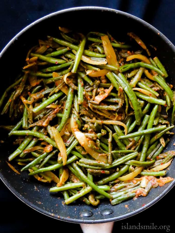 Sri Lankan spicy green beans stir-fry(bonchi thel dala). A vegan Sri Lankan stir-fry recipe you can cook in 30 minutes.
