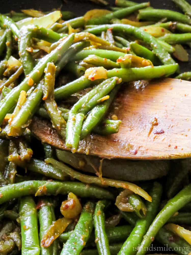 Sri Lankan spicy green beans stir-fry(bonchi thel dala). 