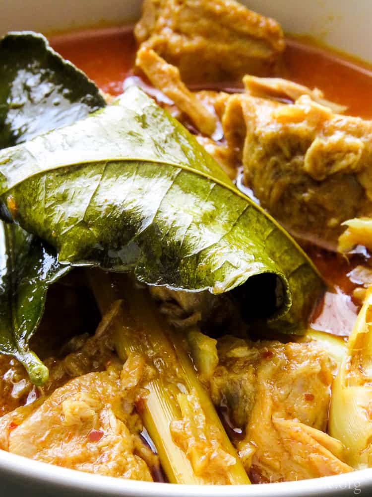 spicy canned tuna fish curry with thai ingredients, a one pot curry for you.