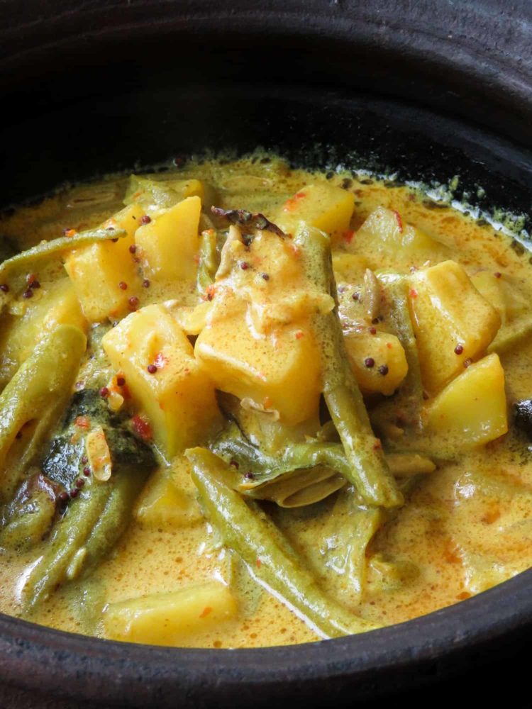 Creamy potato-bean curry. a Sri Lankan vegetarian dish you can use for your meals. A vegetable curry cooked in coconut milk. gluten-free, vegan.