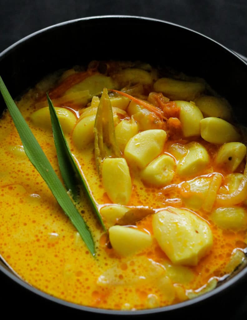 Sri Lankan garlic curry in a bowl.