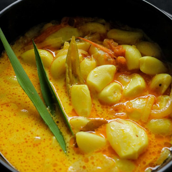garlic curry in a bowl.