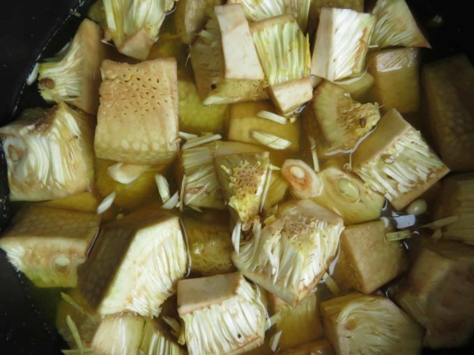 how to clean jack fruit #greenjackfruit #babyjackfruit #vegan #vegetarian #glutenfree #slowcooked #srilankan #srialnkanfood