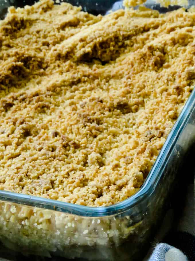 No oats apple crisp(easy American dessert). Sliced apples sprinkled with cinnamon and sugar then packed with a layer of butter and flour crumble baked to golden brown perfection