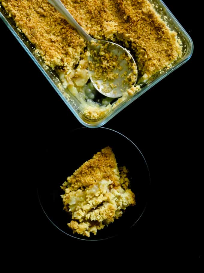 No oats apple crisp(easy American dessert). Sliced apples sprinkled with cinnamon and sugar then packed with a layer of butter and flour crumble baked to golden brown perfection