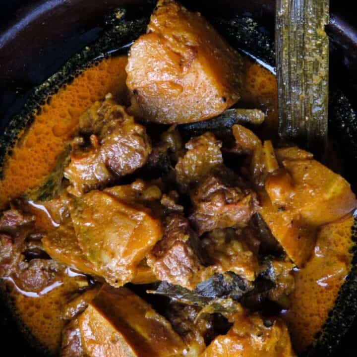 Sri Lankan beef and pumpkin curry- part stew for your crusty bread or a curry for your rice, either way, you'll enjoy a clay pot full of delicious gravy, tender beef and pumpkin cooked in Sri Lankan spices-islandsmile.org