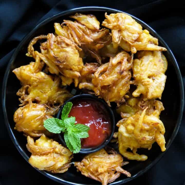 Crispy deep-fried onion fritters- light, crunchy and ideal for any time of the day, serve this savory bites as an appetizer or snack. all you have to do is mix the ingredients in a bowl and start deep-frying-islandsmile.org