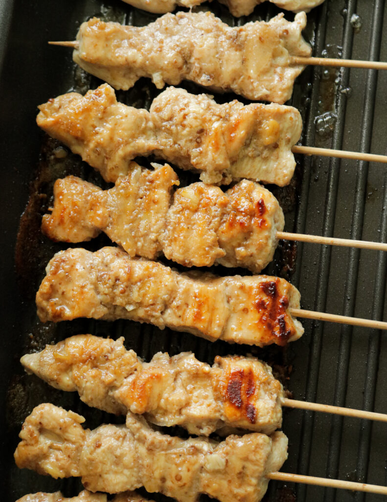 How to make chicken satay over a stove grill pan.