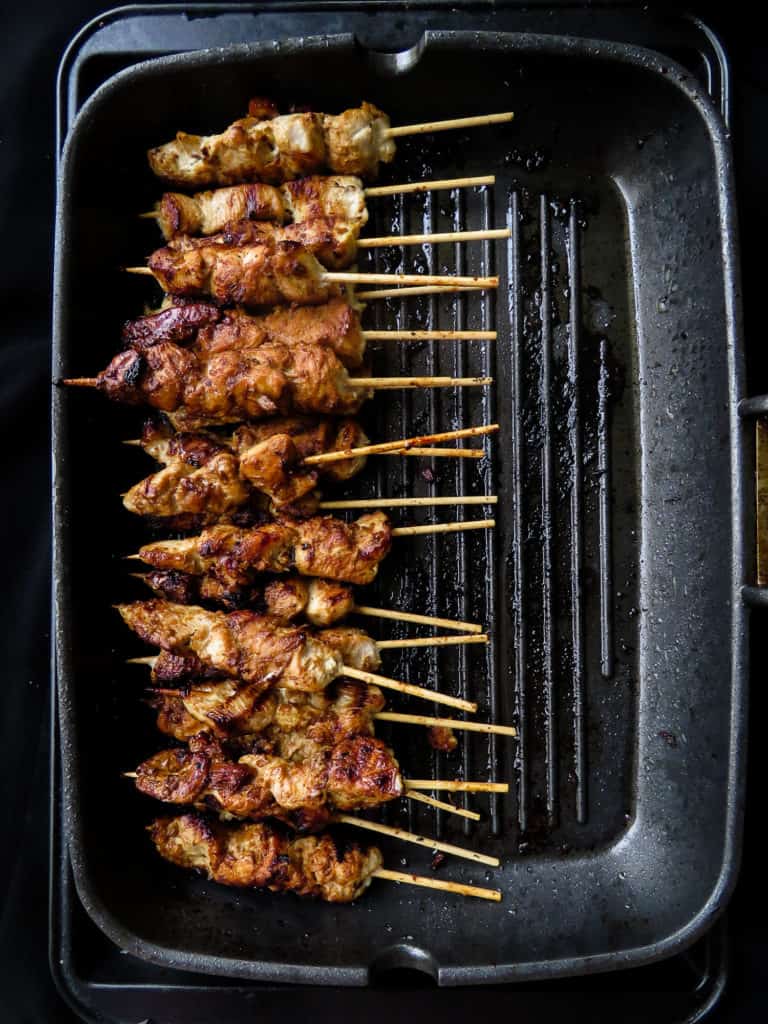 How to make chicken satay over stove top using a grilling pan. juicy, tender chicken grilled to lock in the flavours. They make delicious appetizers for picnics and parties.