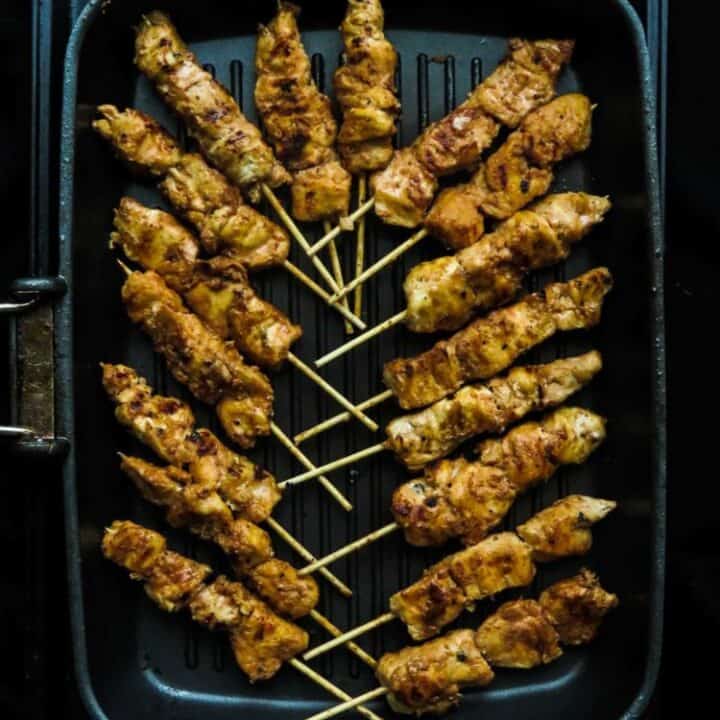 stovetop-grilled middle Eastern chicken kebabs(shish taouk)- these easy chicken skewers with their middle eastern flavors are full of garlic and lime, they taste different to your usual chicken kebabs. try making them for your next barbecue-islandsmile.org