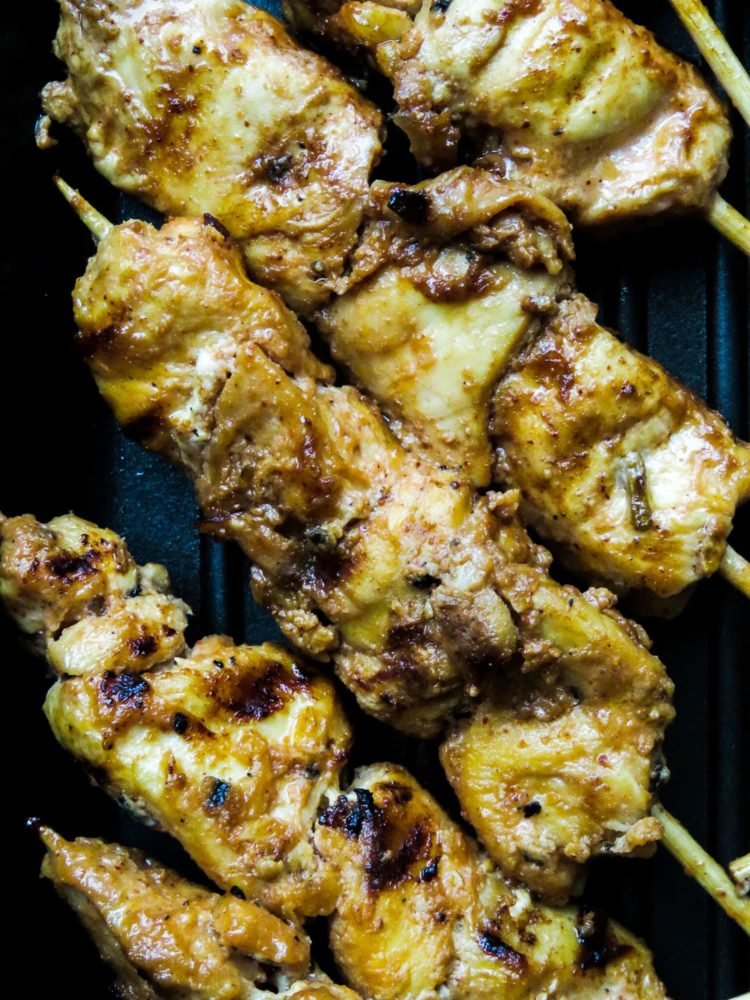 stovetop-grilled middle Eastern chicken kebabs(shish taouk)- these easy chicken skewers with their middle eastern flavors are full of garlic and lime, they taste different to your usual chicken kebabs. try making them for your next barbecue-islandsmile.org