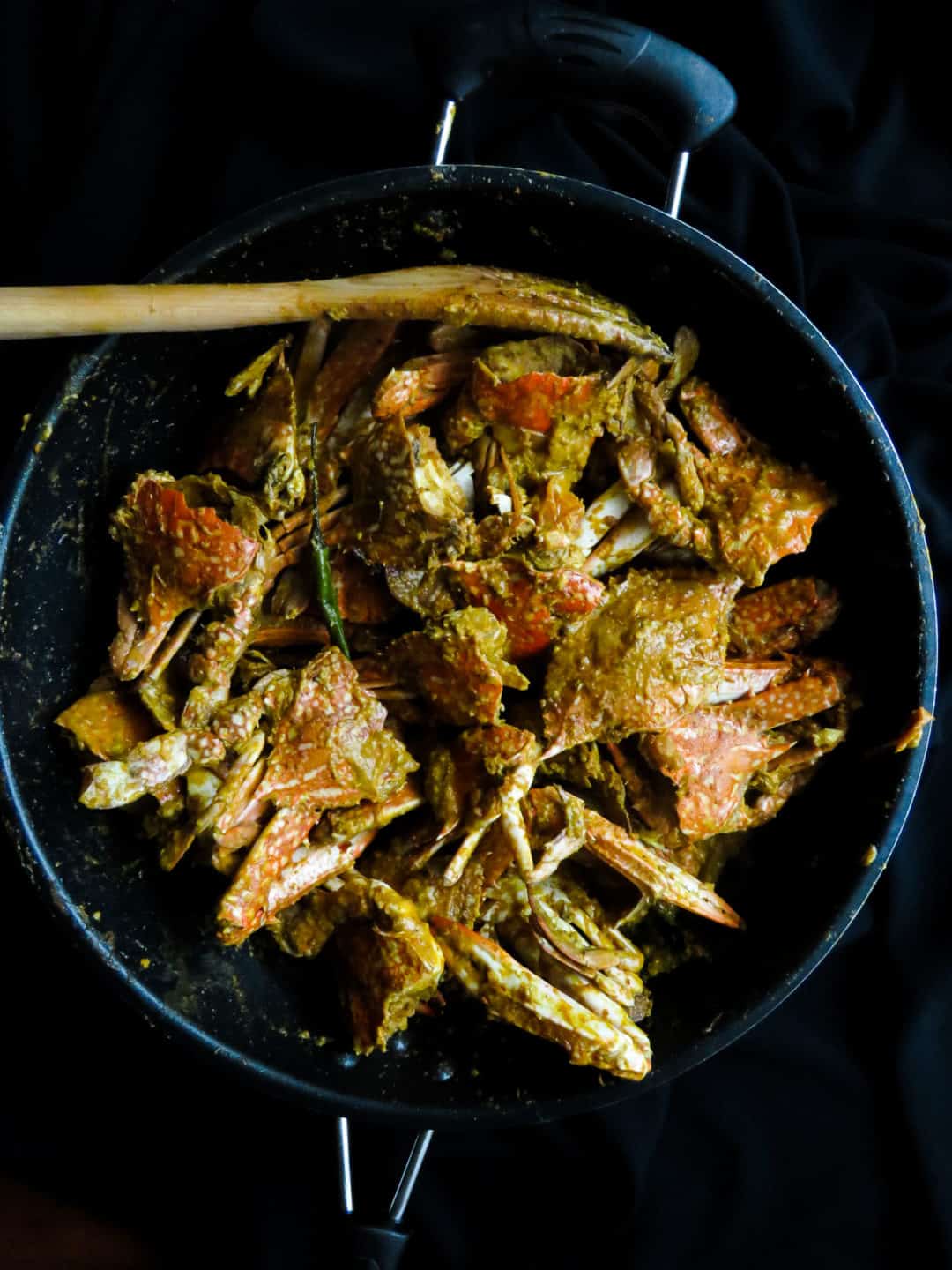 Sri Lankan crab curry in chilli-garlic sauce(thick gravy)- a delicious seafood dish, that never disappoints. bring home a few fresh crabs and have a family feast. #recipe #seafood #food #crab #srilankan #chilli #curry #howtomake