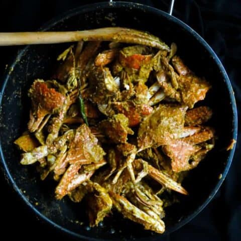 Sri Lankan crab curry in chilli-garlic sauce(thick gravy)- a delicious seafood dish, that never disappoints. bring home a few fresh crabs and have a family feast. #recipe #seafood #food #crab #srilankan #chilli #curry #howtomake
