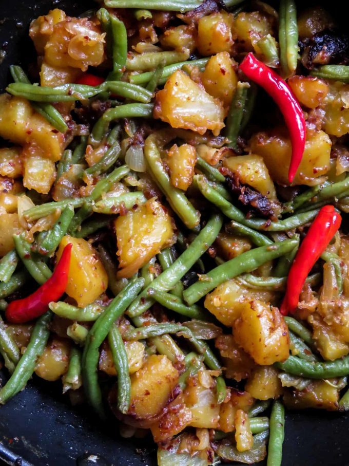 Sri Lankan spicy potato, green bean stir-fry- spicy, budget-friendly, vegan, vegetarian side-dish you can prepare to accompany any meal.