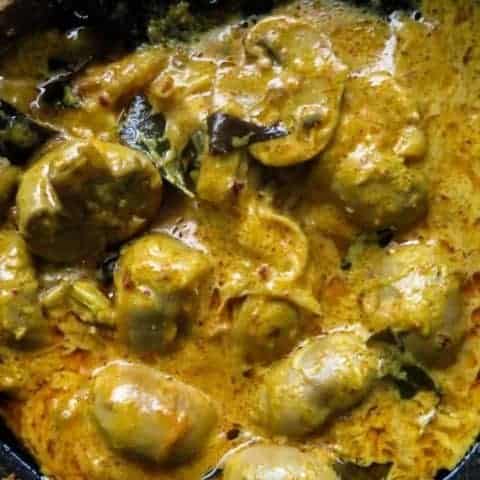 Here's a mushroom curry recipe for all ages and diets. It's easy to make, uses Sri Lankan spices.  a great curry recipe for meatless meals and rice and curry meal plans #mushroom #curry #easy #gravy #glutenfree #lowcarb #vegan #vegetarian