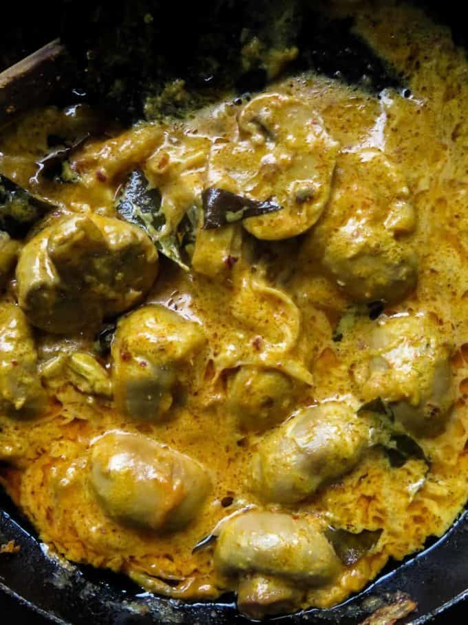 Here's a mushroom curry recipe for all ages and diets. It's easy to make, uses Sri Lankan spices.  a great curry recipe for meatless meals and rice and curry meal plans #mushroom #curry #easy #gravy #glutenfree #lowcarb #vegan #vegetarian