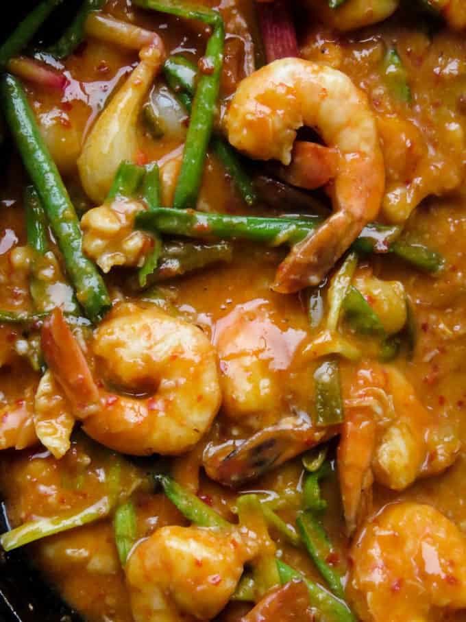 A skillet seafood stir-fry for you spicy lovers out there. Shrimp cooked in a Sriracha-coconut milk based sauce. Serve as a side-dish for the pescetarian in your family. It's an easy shrimp dish to make for the whole family. #shrimp #spicy #skillet #easy #sriracha #mealprep #dinner