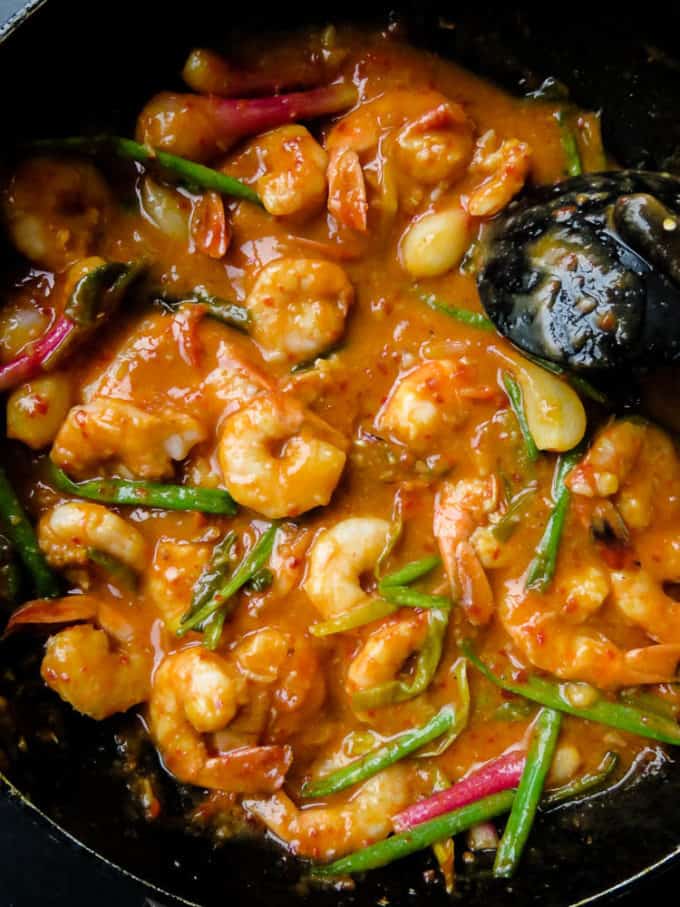 A skillet seafood stir-fry for you spicy lovers out there. Shrimp cooked in a Sriracha-coconut milk based sauce. Serve as a side-dish for the pescetarian in your family. It's an easy shrimp dish to make for the whole family. #shrimp #spicy #skillet #easy #sriracha #mealprep #dinner