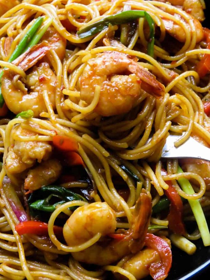 Sriracha shrimp stir-fry noodles, an amazingly easy two in one recipe that fixes your need for a spicy seafood dish that turns into a simple one-pot dinner.#shrimp #sriracha #seafood #pescatarian #food #dinner #glutenfree #noodles.