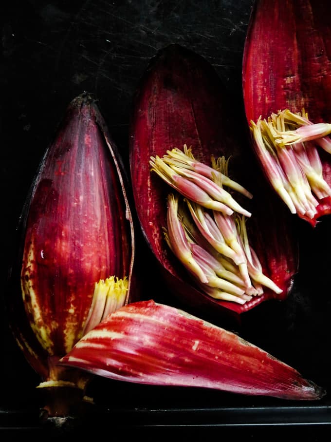 image of a banana flower with the cleaning process.