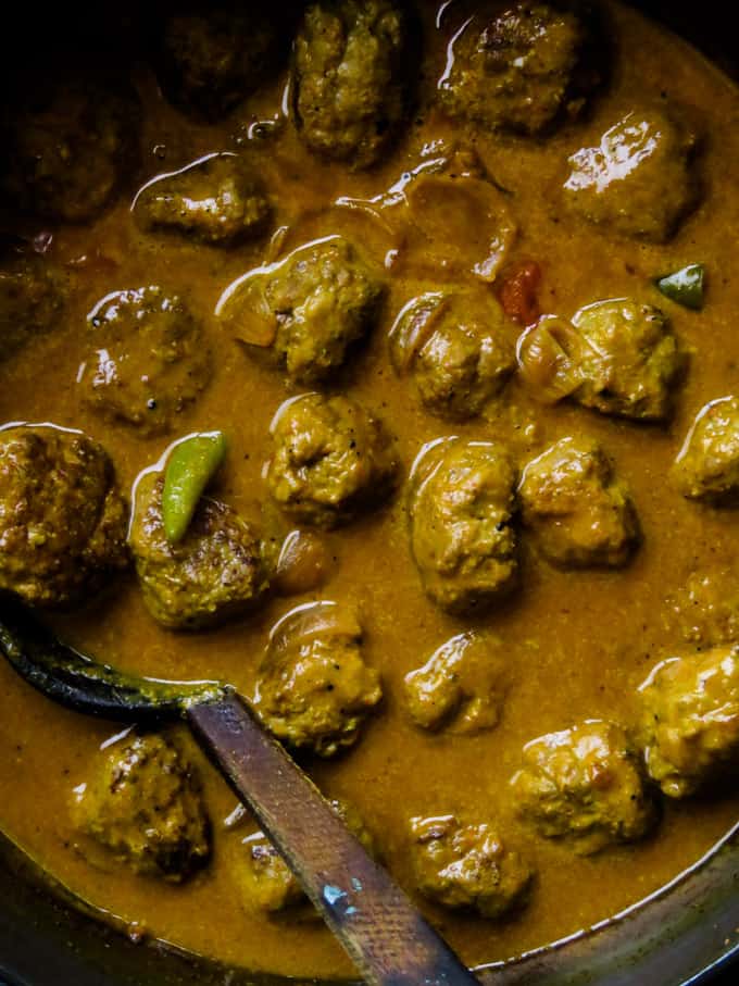 Sri Lankan meatball curry, an easy step-by-step guide to making your own curry meatballs at home.