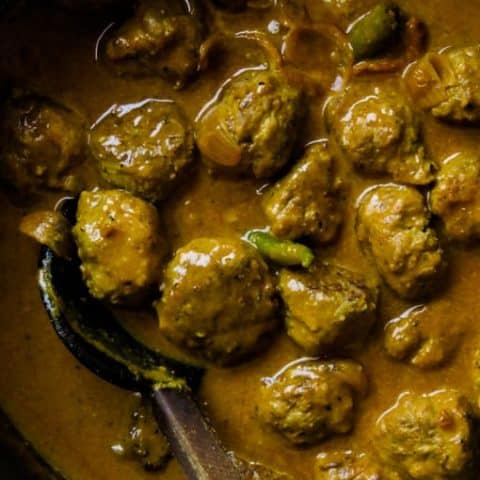 Sri Lankan meatball curry, an easy step-by-step guide to making your own curry meatballs at home.