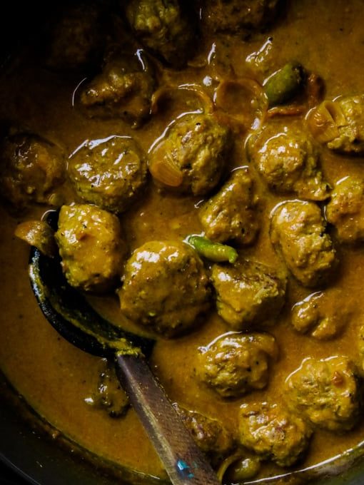 Sri Lankan meatball curry, an easy step-by-step guide to making your own curry meatballs at home.