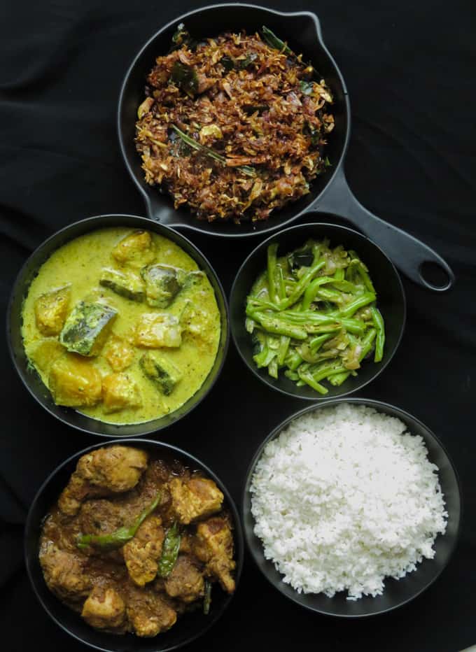 A homemade meal plan to indulge yourself in traditional Sri Lankan food. Kalupol chicken curry, creamy pumpkin curry, bean curry and banana flower stir-fry. #SriLankan #mealplan #riceandcurry #lunch #menu #curry