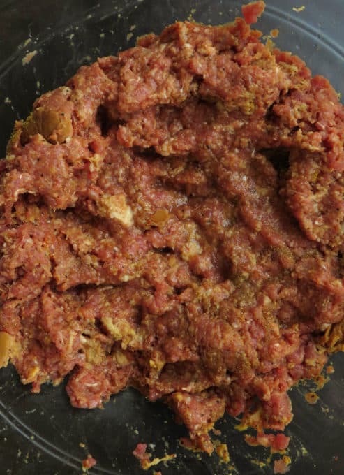 Combine the bread pulp and beef well for 3-5 minutes.