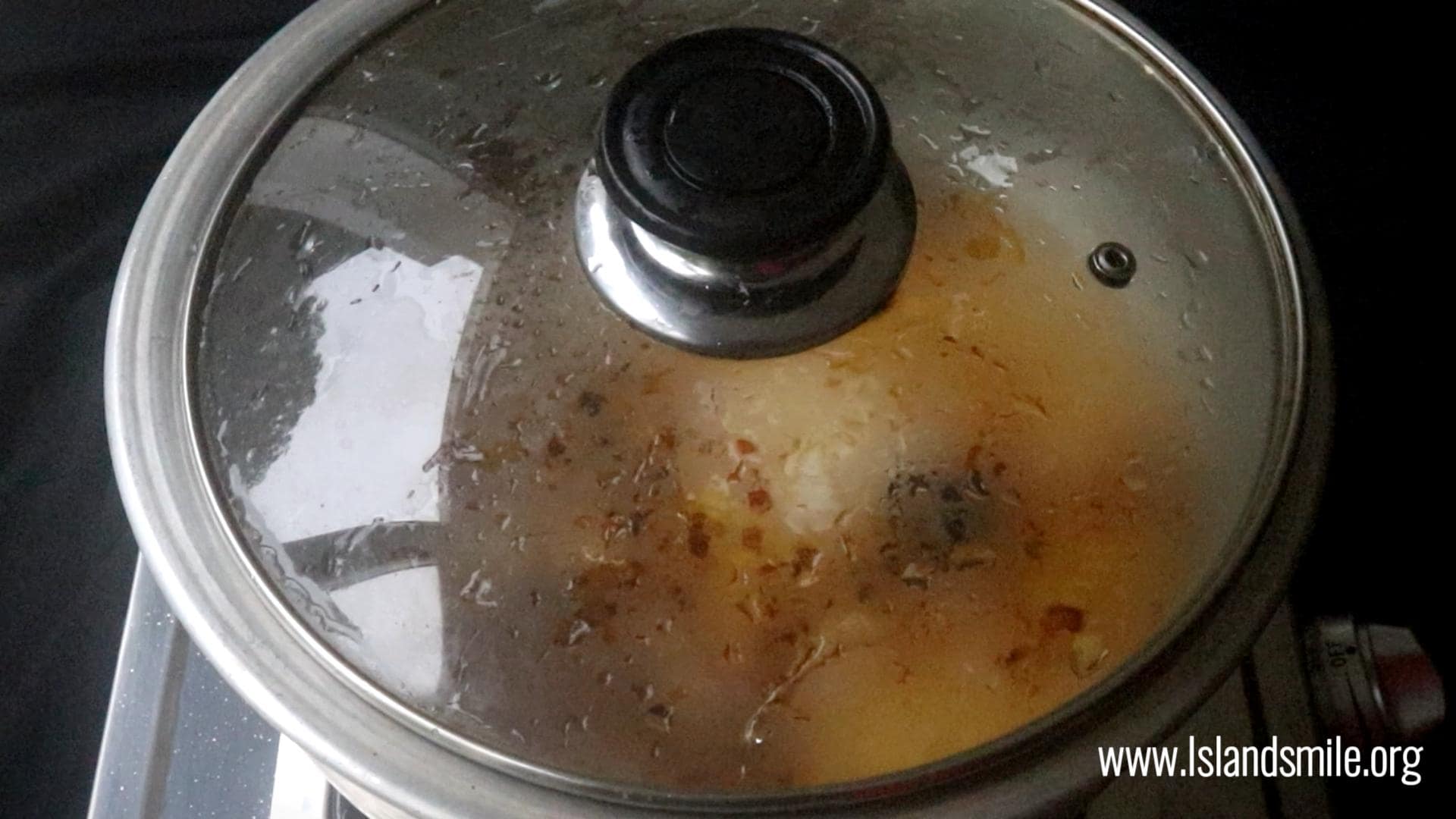 covering the pan to cook the ghee rice.