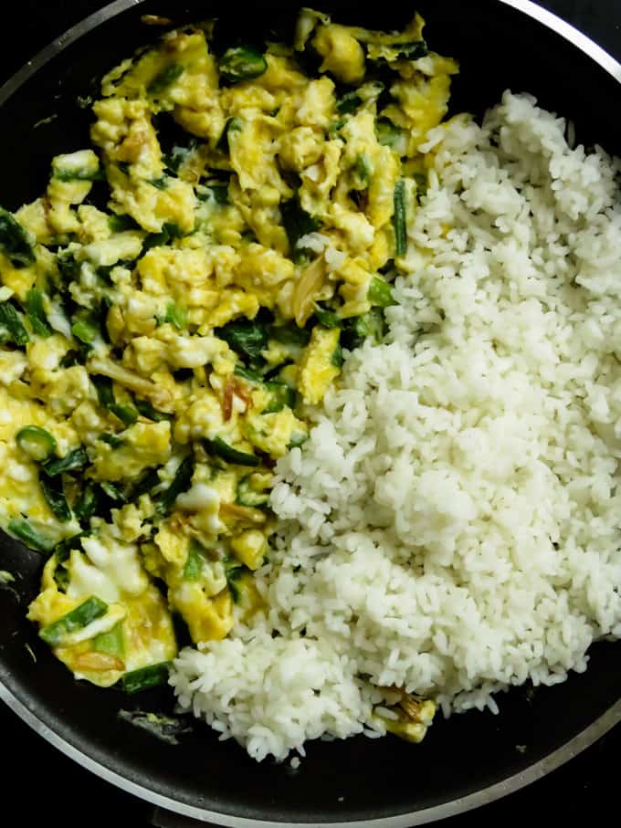 scrambled eggs with garlic and rice in the wok.