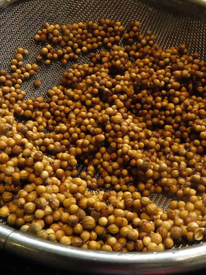 letting the coriander seeds drain water.