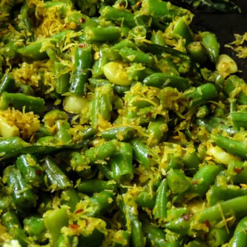 HOW TO MAKE THE COCONUT AND GREEN BEAN STIR-FRY.