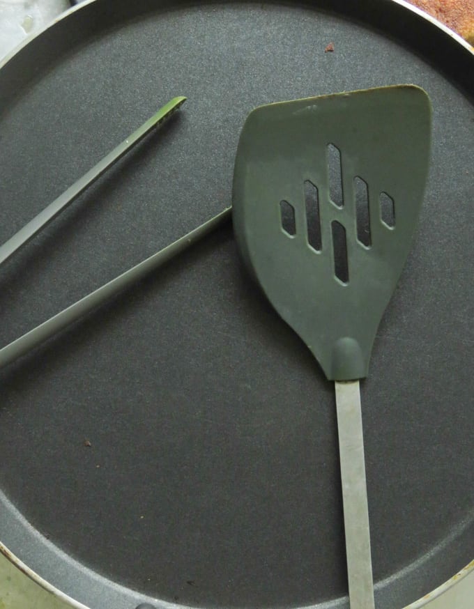 utensils neede to make the vegetable roti.