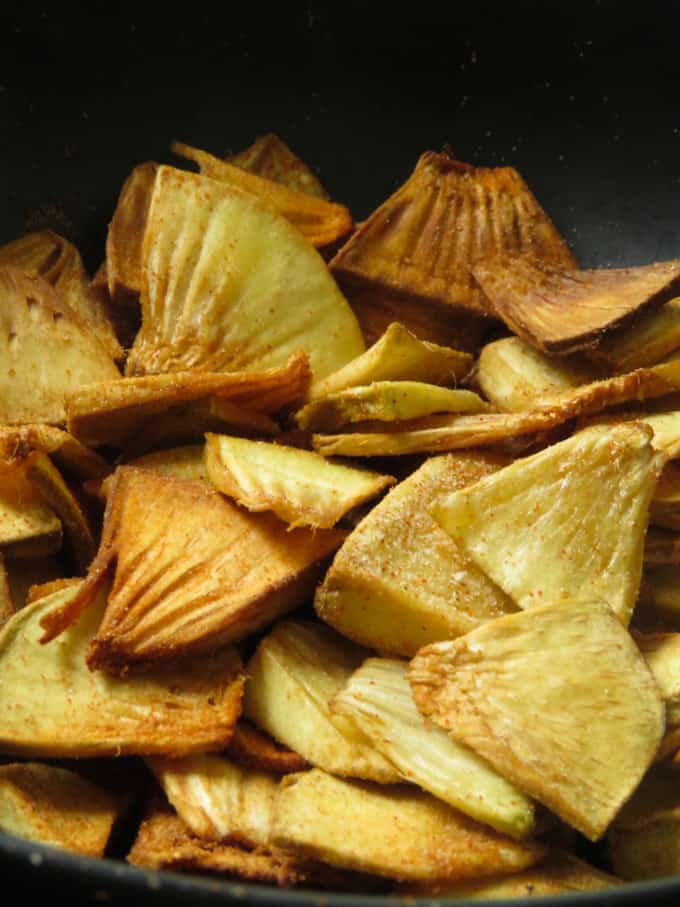 spicy breadfruit chips image.